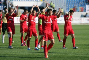 Jucatorii echipei FC Botosani se bucura la finalul meciului cu CFR Cluj, din etapa I a Ligii I la fotbal, in Botosani, duminica, 21 iulie 2013. LIVIU CHIRICA / MEDIAFAX FOTO